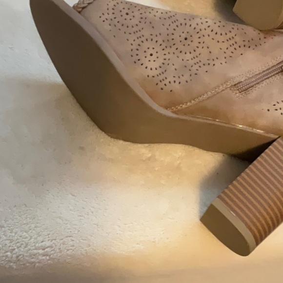 Report Tan Heeled Boots with Classic Design - Picture 8 of 8